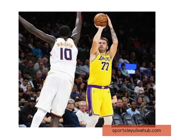 东契奇复出砍下42分12助 湖人力克骑士里夫斯艾顿发挥出色