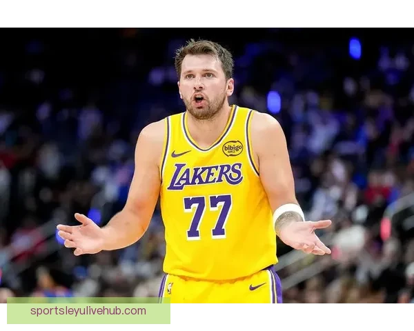 东契奇强势突破突发腿筋伤情离场治疗球队前景引关注